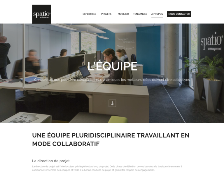 photographe design d'espace à Nantes : vue de la page équipe du site internet de SPATIO dont notre photo fait la bannière. L'image représente un open space.