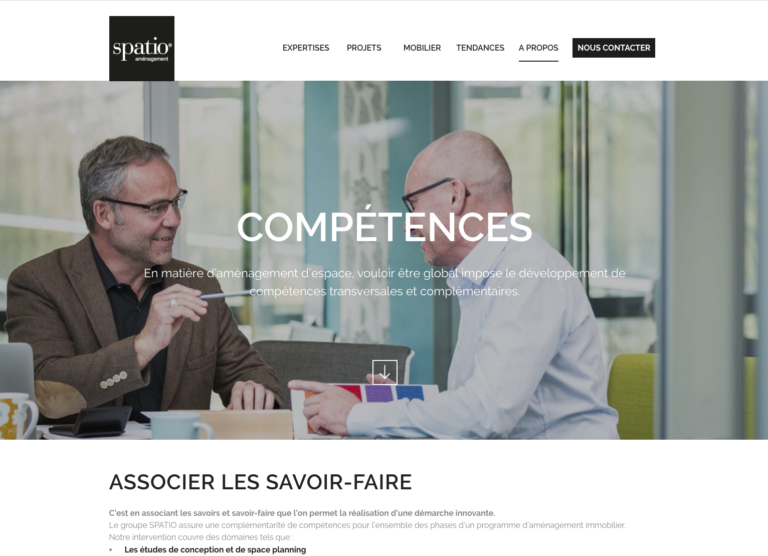 utilisation de nos photo de design d'espace sur le site internet de SPATIO pour illustrer leur page compétence : deux hommes discutent d'un projet en souriant