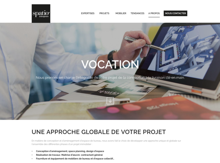 photographe design d'espace à Nantes : vue de la page vocation du site internet de SPATIO dont notre photo fait la bannière. L'image représente un homme en train de manipuler une vue 3D sur une tablette