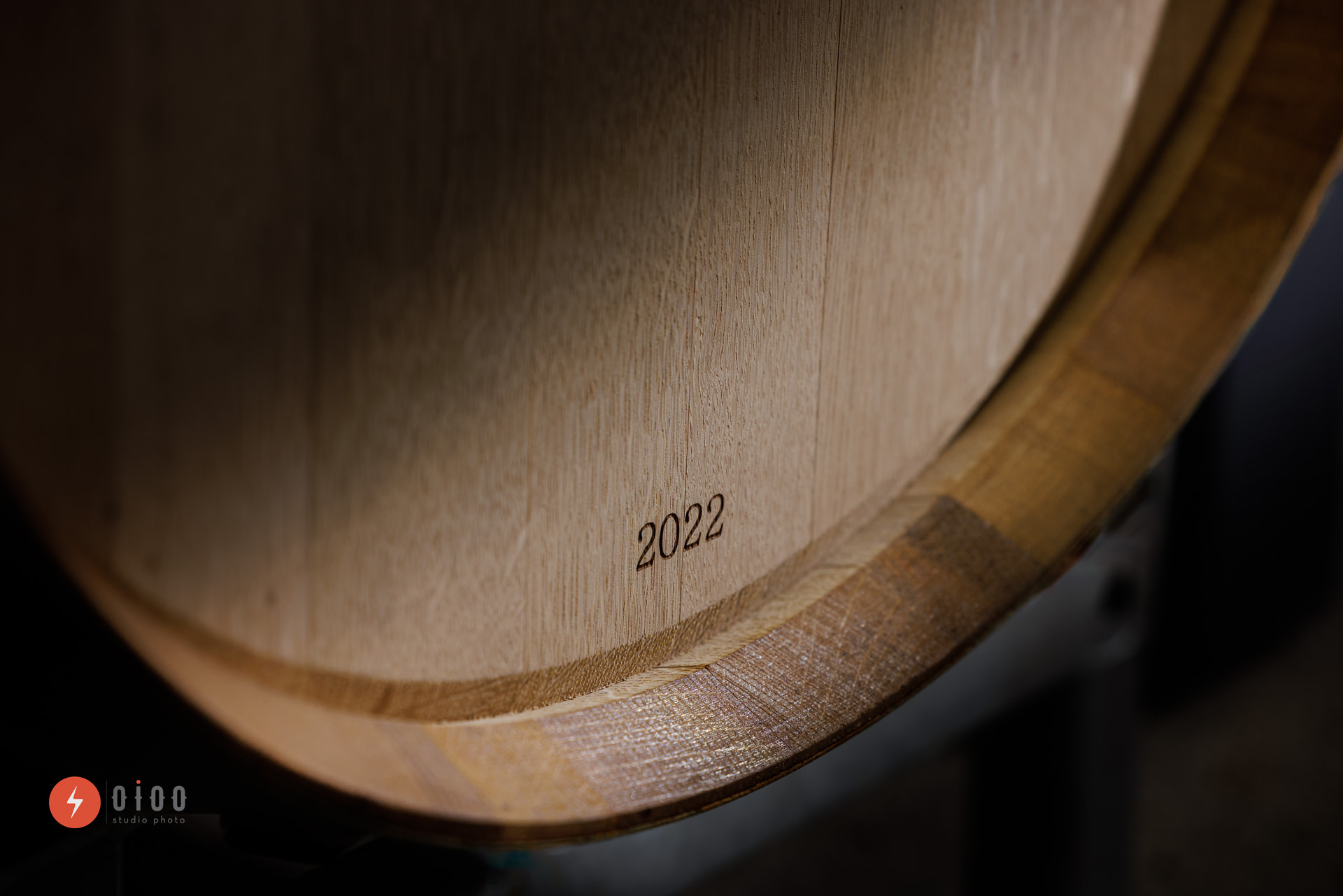 photo de la banque d'images exclusive du domaine viticole Musset-Roullier : un gros plan sur l'inscription "2022" d'un tonneau