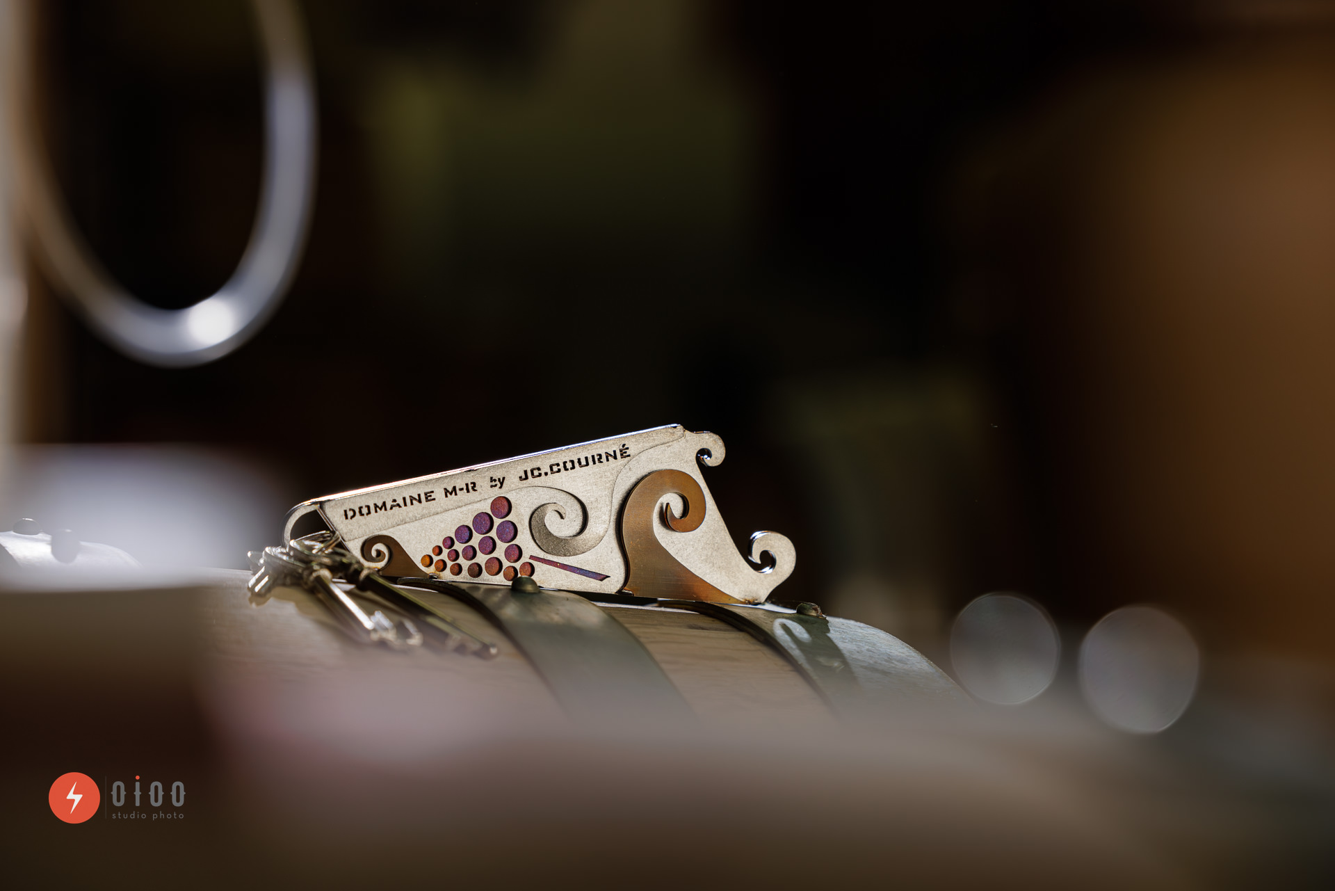 photo de la banque d'images exclusive du domaine viticole Musset-Roullier montrant les vendanges : un porte clé au nom du domaine posé sur un tonneau